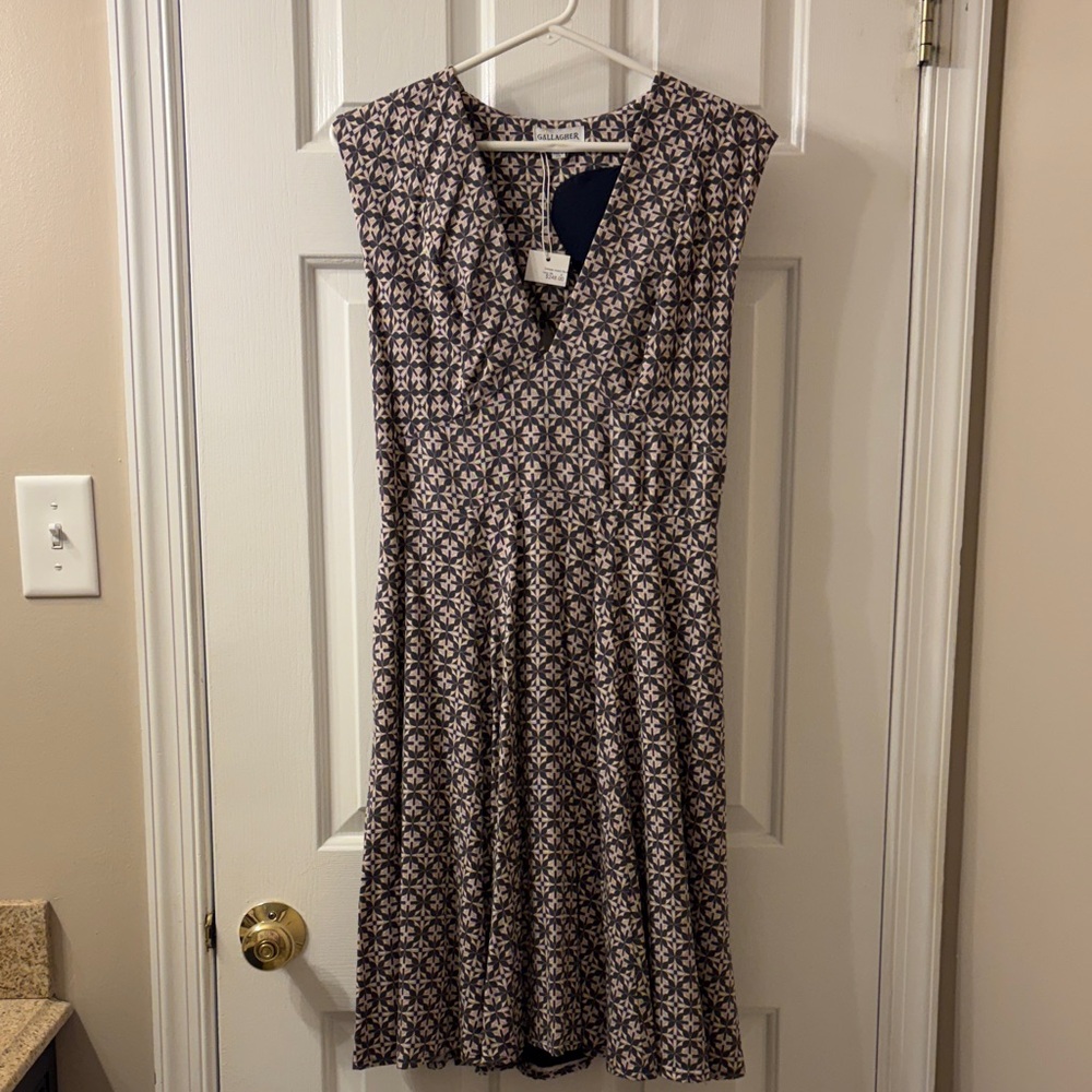Sleeveless v neck dress